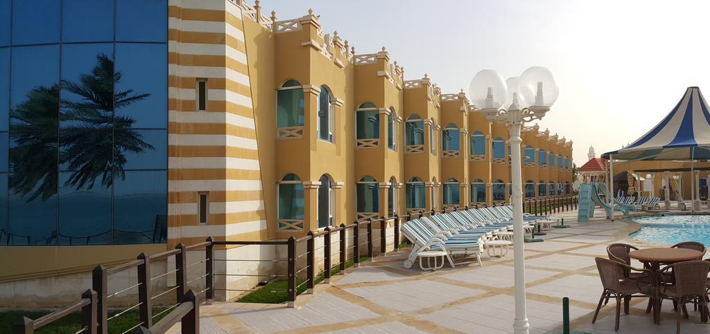 Tio Sea Resort Jor Exterior foto The resort's pool area