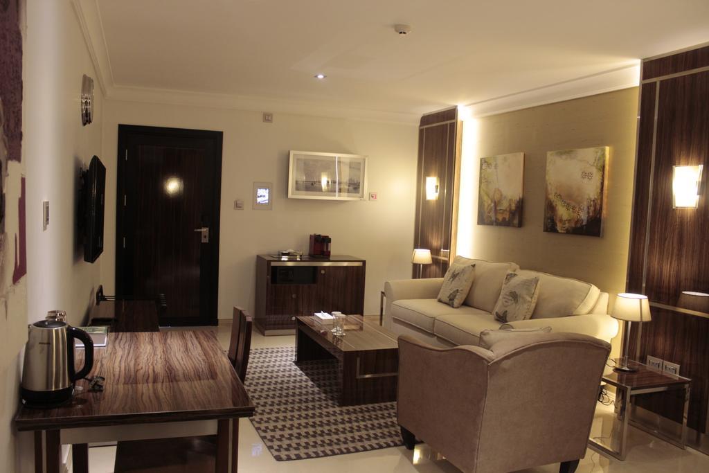 Tio Sea Resort Jor Exterior foto A living room in a typical apartment
