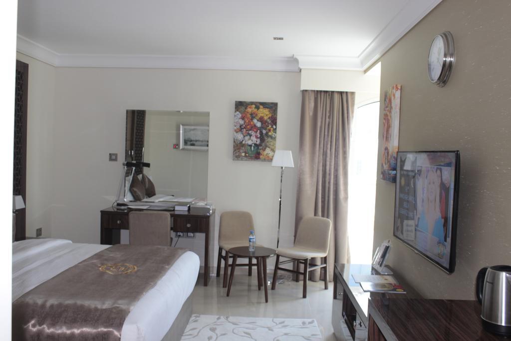 Tio Sea Resort Jor Exterior foto A room at the hotel
