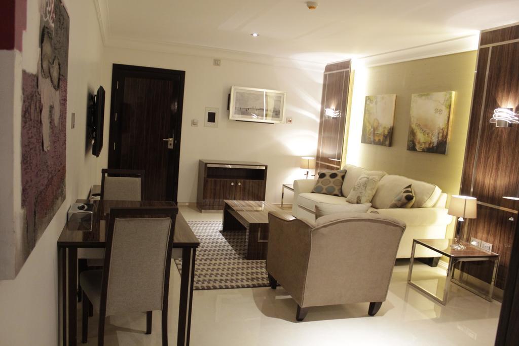 Tio Sea Resort Jor Exterior foto A living room in a typical apartment