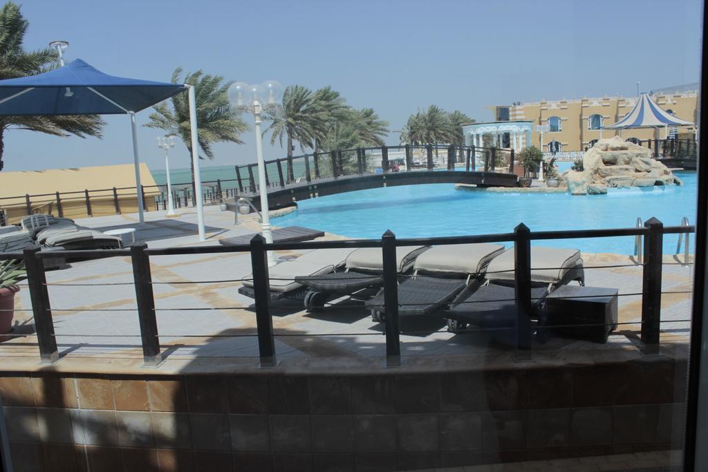 Tio Sea Resort Jor Exterior foto The pool at the resort