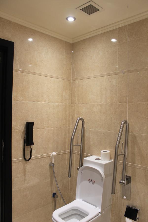 Tio Sea Resort Jor Exterior foto A toilet with a grab rail