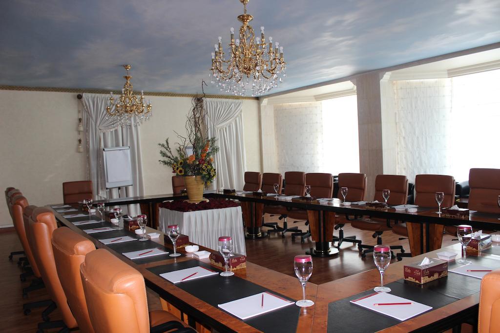 Tio Sea Resort Jor Exterior foto The conference room
