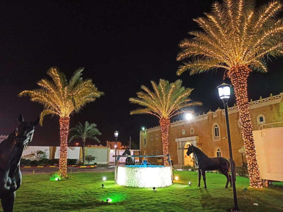 Tio Sea Resort Jor Exterior foto Al Shaqab at night