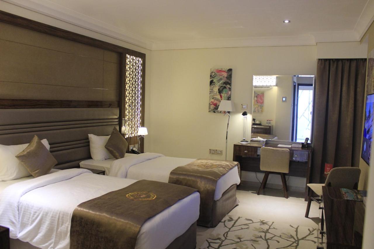 Tio Sea Resort Jor Exterior foto A room at the hotel